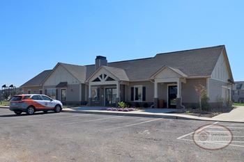 Onsite clubhouse and complimentary wifi in amenity space
